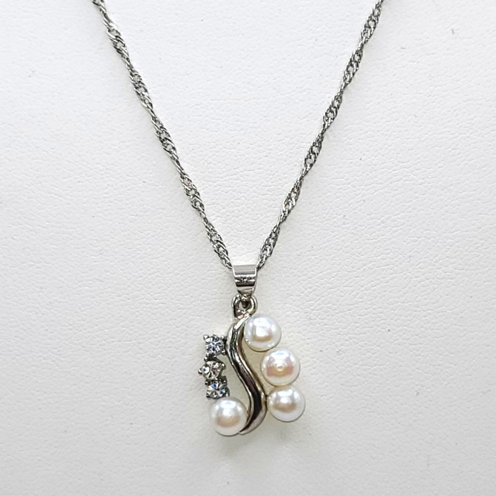 Faux Pearl and Rhinestone silvertone necklace